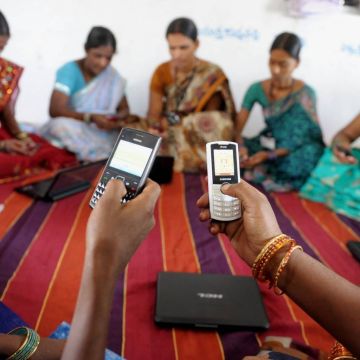 Ινδία: «Κουμπί πανικού» στα κινητά για την ασφάλεια των γυναικών
