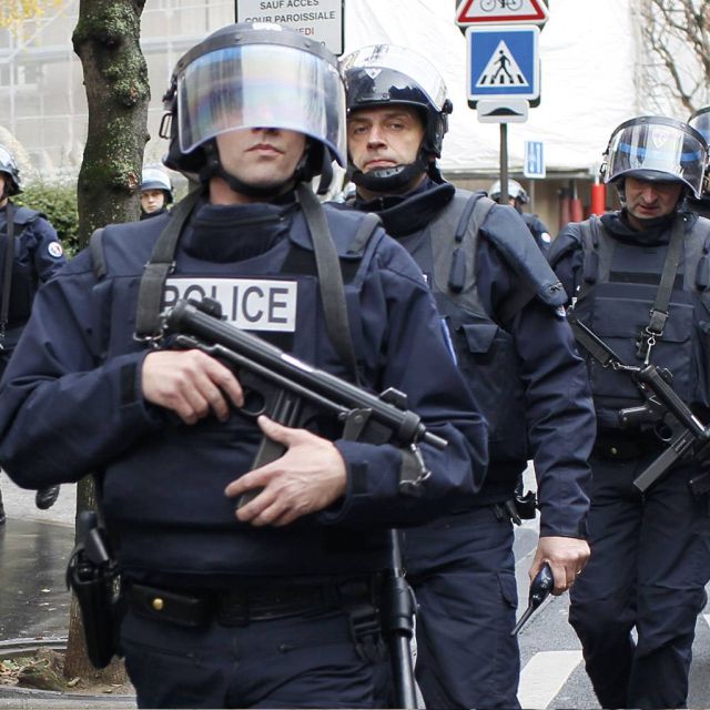 Ένοπλοι  εισέβαλαν σε εμπορικό κέντρο του Παρισιού