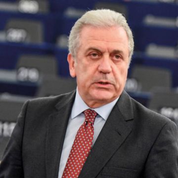 Ο Δ. Αβραμόπουλος προτείνει  μετεγκατάσταση των μεταναστών