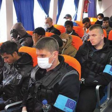 Συνοδεία ανδρών της Frontex στις επαναπροωθήσεις μεταναστών