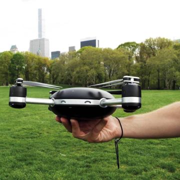 Ιπτάμενες κάμερες-drones ακολουθούν και φωτογραφίζουν πρόσωπα