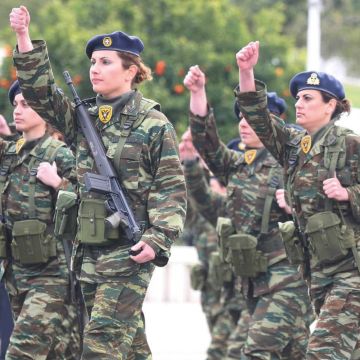 Γυναίκες στο χακί και στρατιωτικά λύκεια