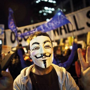 Χιλιάδες… Γκάι Φοκς κατά αστυνομικών στο Λονδίνο