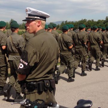 Η Αυστρία στέλνει 100 αστυνομικούς στα «εξωτερικά σύνορα» της ΕΕ