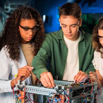 CPI: Βρέθηκε στο πλευρό των μαθητών στον παγκόσμιο διαγωνισμό ρομποτικής στη Σιγκαπούρη