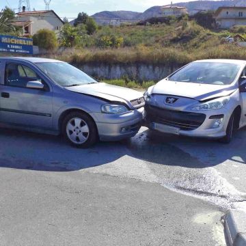 Εμβόλιζαν οχήματα, και έκλεβαν τους οδηγούς τους