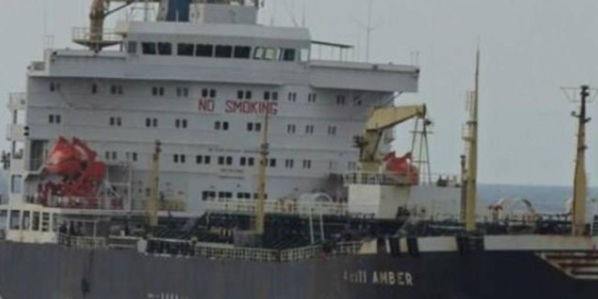 Ακυβέρνητο τάνκερ οδηγήθηκε στον Πειραιά