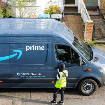 AI κάμερες της AMAZON παρακολουθούν τα φορτηγά και τους οδηγούς που παραδίδουν δέματα