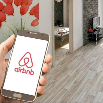 Airbnb: Σε έξαρση φαινόμενο με κρυφές κάμερες