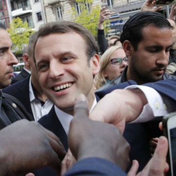 Σωματοφύλακας του Μακρόν ξυλοκοπεί διαδηλωτή