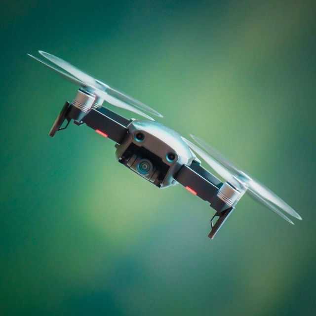 Νέο drone διπλώνεται στον αέρα για να περνάει από δύσκολα σημεία