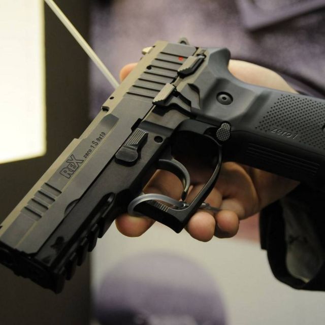 Σκηνές Φαρ Ουέστ στη Ζάκυνθο με όπλο αστυνομικού