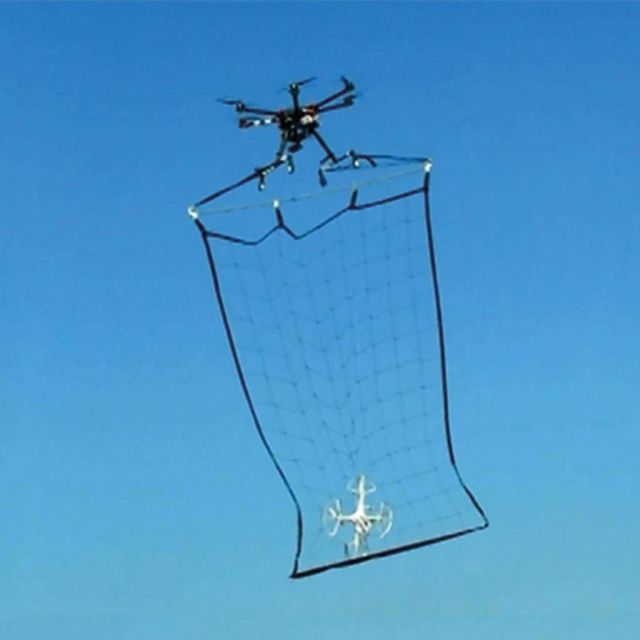 Αστυνομικά drones με δίχτυ κατά άλλων drones στο Τόκιο