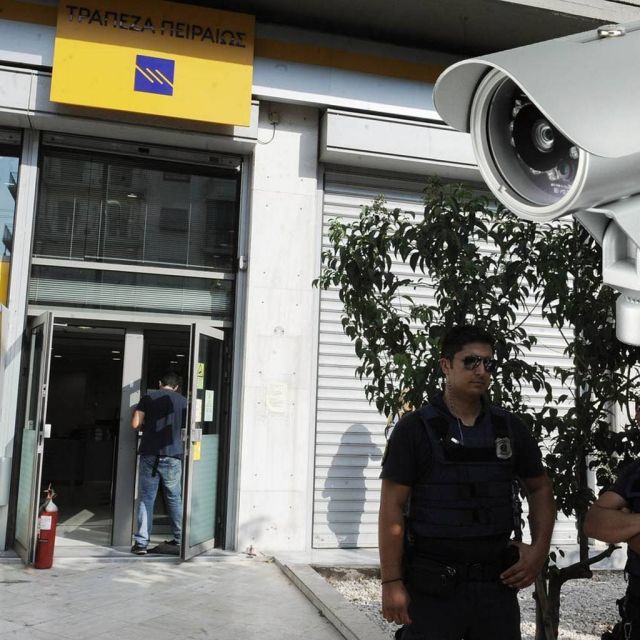 Μέσα από τις κάμερες ασφαλείας αναζητούν τους ληστές της Τρ. Πειραιώς