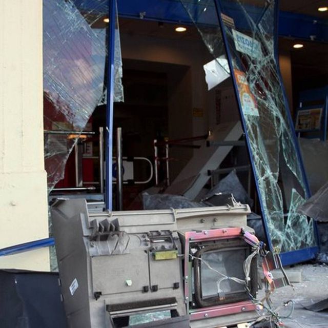 Σπείρα ανατινάζει ΑΤΜ και μετά τα κλέβει