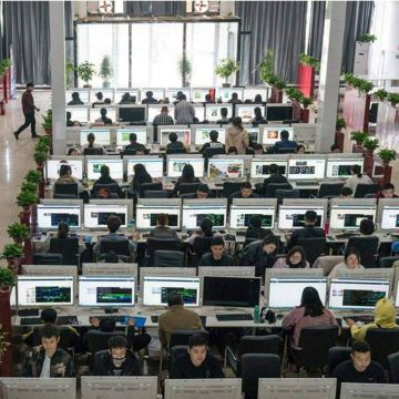 Οι Κινέζοι εργάτες που κάνουν τις μηχανές να σκέφτονται πιο έξυπνα