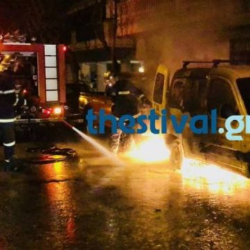 Άγνωστοι πυρπόλησαν αυτοκίνητα εταιρείας security στη Θεσσαλονίκη