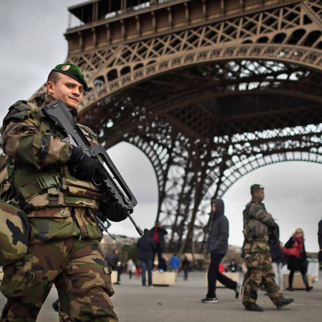 Ανέλαβε ο στρατός στη Γαλλία!