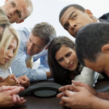 Έκθεση ΑΔΑΕ: «Τσουνάμι» νόμιμων συνακροάσεων το 2015