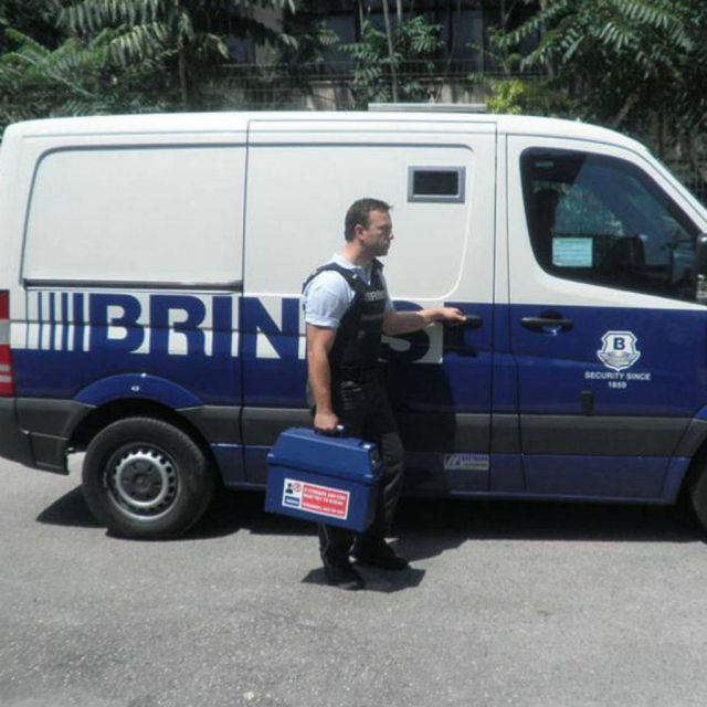 Βαλίτσα χρηματαποστολής «έσκασε» στην Εθνική Τράπεζα!