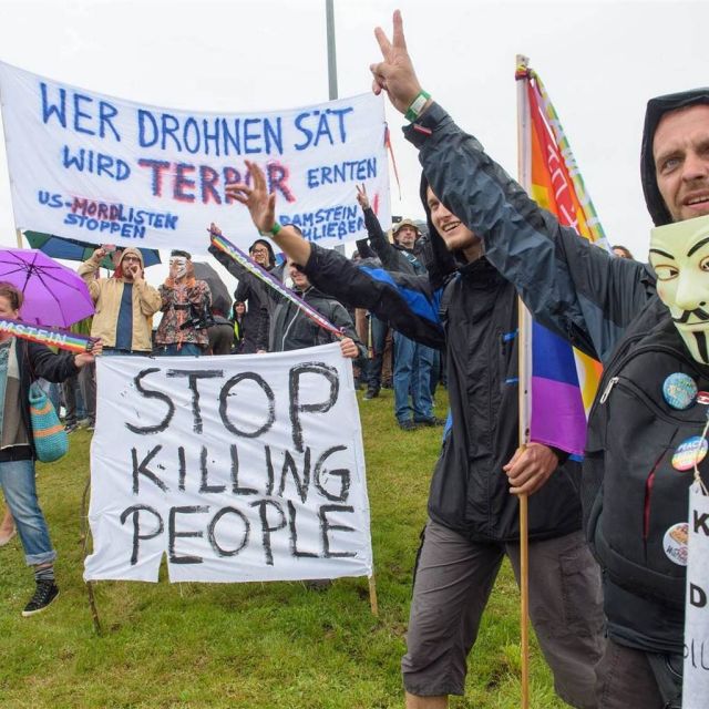 Ανθρώπινη αλυσίδα για διαμαρτυρία κατά των drones