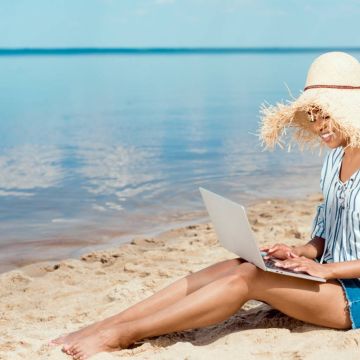 Τι πρέπει να προσέχουμε τώρα που γυρνάμε από διακοπές και “χανόμαστε” για ώρες στο διαδίκτυο;