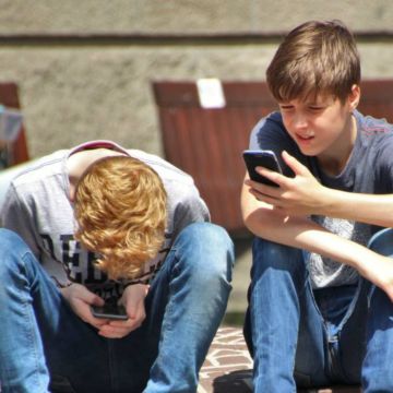 Έρευνα: 2 στους 3 γονείς ανησυχούν για την ασφάλεια των παιδιών τους στο ίντερνετ