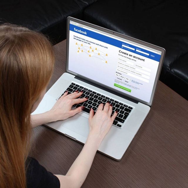 Μήνυσε το Facebook 14χρονη για γυμνή φωτογραφία