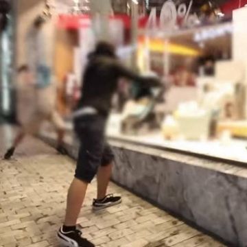 Ψάχνουν από τις κάμερες όσους τα έσπασαν στην Ερμού