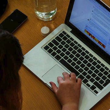 Συλλήψεις για απάτες στην έκδοση αεροπορικών εισιτηρίων μέσω διαδικτύου