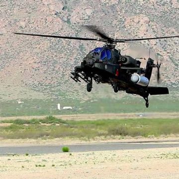 Ελικόπτερο Apache βάλλει με όπλο λέιζερ υψηλής ισχύος