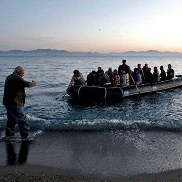 Επιθέσεις κουκουλοφόρων εν πλω σε πρόσφυγες!