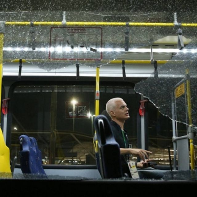 Πυρά αγνώστων κατά λεωφορείου με δημοσιογράφους στο Ρίο