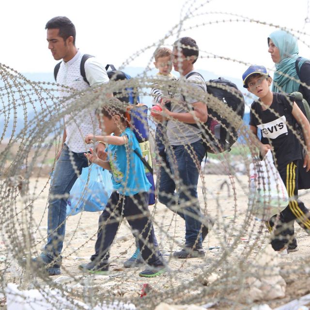 Μετανάστες «περνούν» την Ειδομένη από μονοπάτια