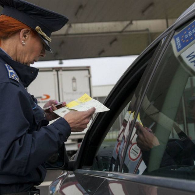 Παράταση επαναφοράς ελέγχων εντός της ζώνης Σένγκεν προτείνει η Κομισιόν
