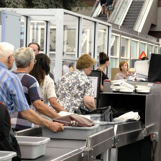 Οι «σκληροί» έλεγχοι αποσκευών οδηγούν χιλιάδες επιβάτες σε απώλεια πτήσης