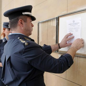 Αστυνομικοί Βουλής: Έβγαλαν τα κοστούμια, φόρεσαν στολή