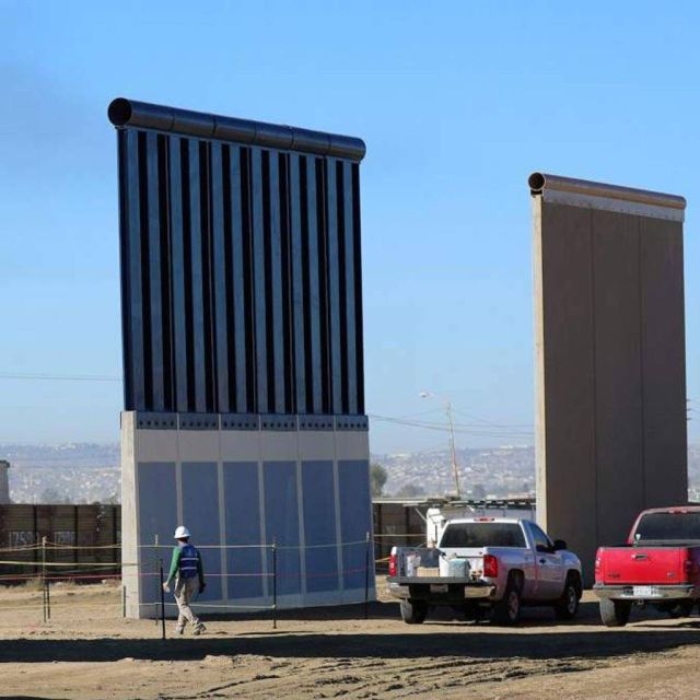 Ορθώθηκαν τα πρώτα δοκιμαστικά κομμάτια του τείχους με το Μεξικό