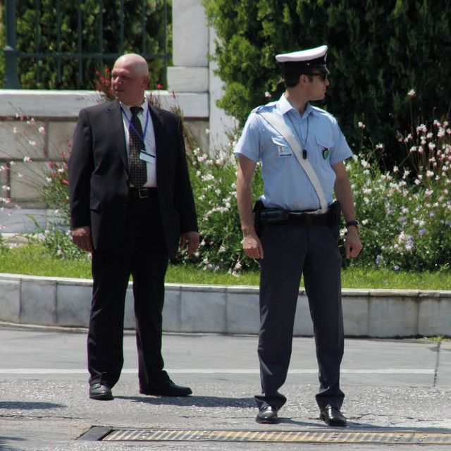 Νέα ενδυματολογικά ήθη στη φύλαξη της Βουλής