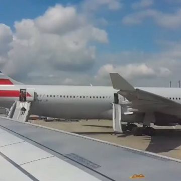 Αεροσκάφος της American Airlines εκκενώθηκε λόγω καπνού
