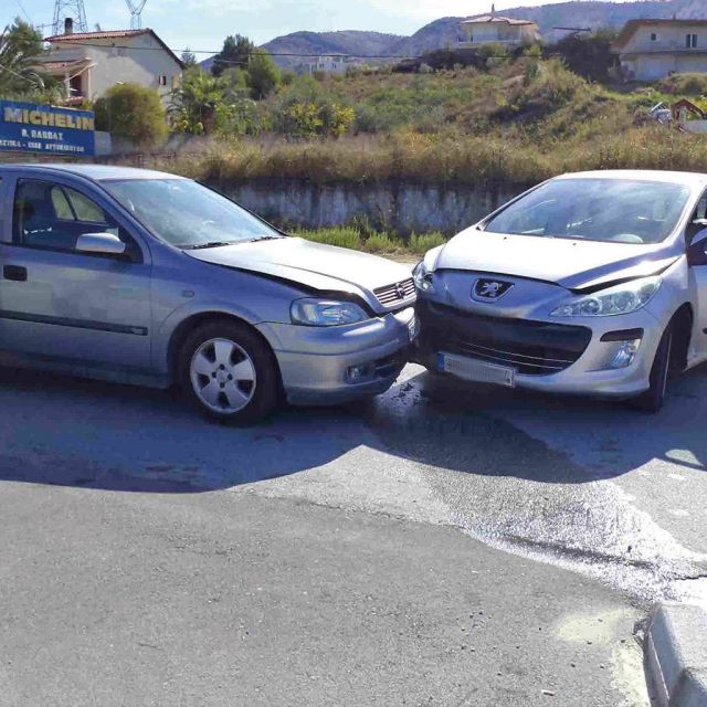 Εμβόλιζαν οχήματα, και έκλεβαν τους οδηγούς τους