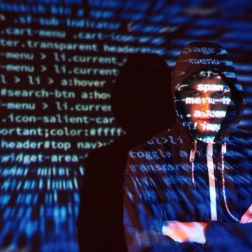 Παγκόσμιος συναγερμός: Σχεδόν 10 δισ. κωδικοί πρόσβασης διέρρευσαν από hacker