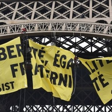 Ένα πανό αλλάζει το σχέδιο ασφάλειας στον Πύργο του Άιφελ