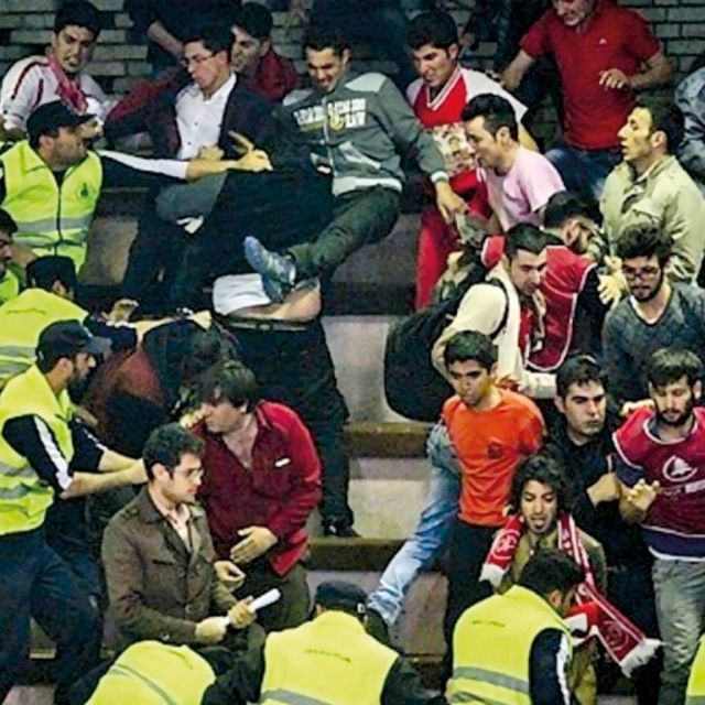 Φίλαθλοι vs σεκιούριτι σε αγώνα βόλει στο Ιράν