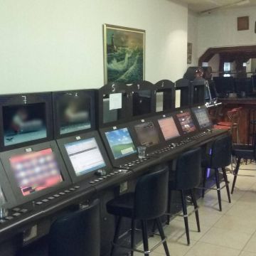 Καφενείο με κάμερες και… κουλοχέρηδες