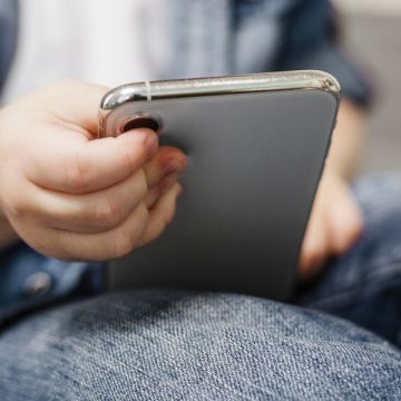 Η Ευρωπαϊκή Επιτροπή δίνει κατευθυντήριες γραμμές για την ασφάλεια ανηλίκων στο διαδίκτυο