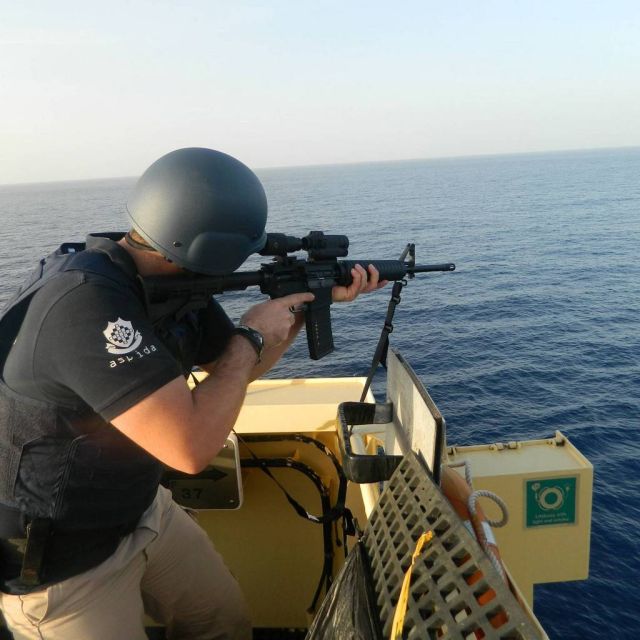 Ζητούνται ιδιωτικοί φρουροί ασφαλείας για εμπορικά πλοία