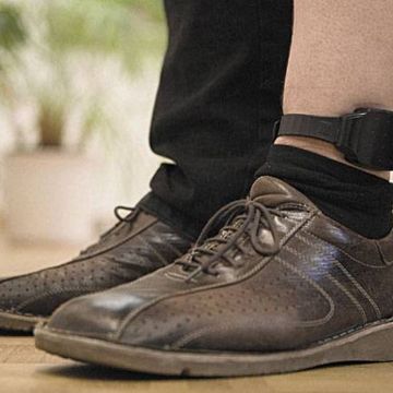 Συνελήφθη η 43χρονη που είχε παραβιάσει το «βραχιολάκι»