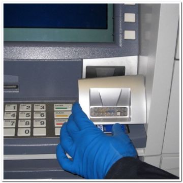 Συμβουλές ΕΛΑΣ για ασφαλείς αναλήψεις από ΑΤΜ