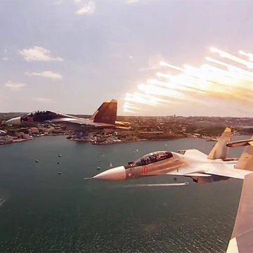 Ρώσοι πιλότοι κάνουν απίστευτα πράγματα στον αέρα με το νέο εντυπωισακό Sukhoi